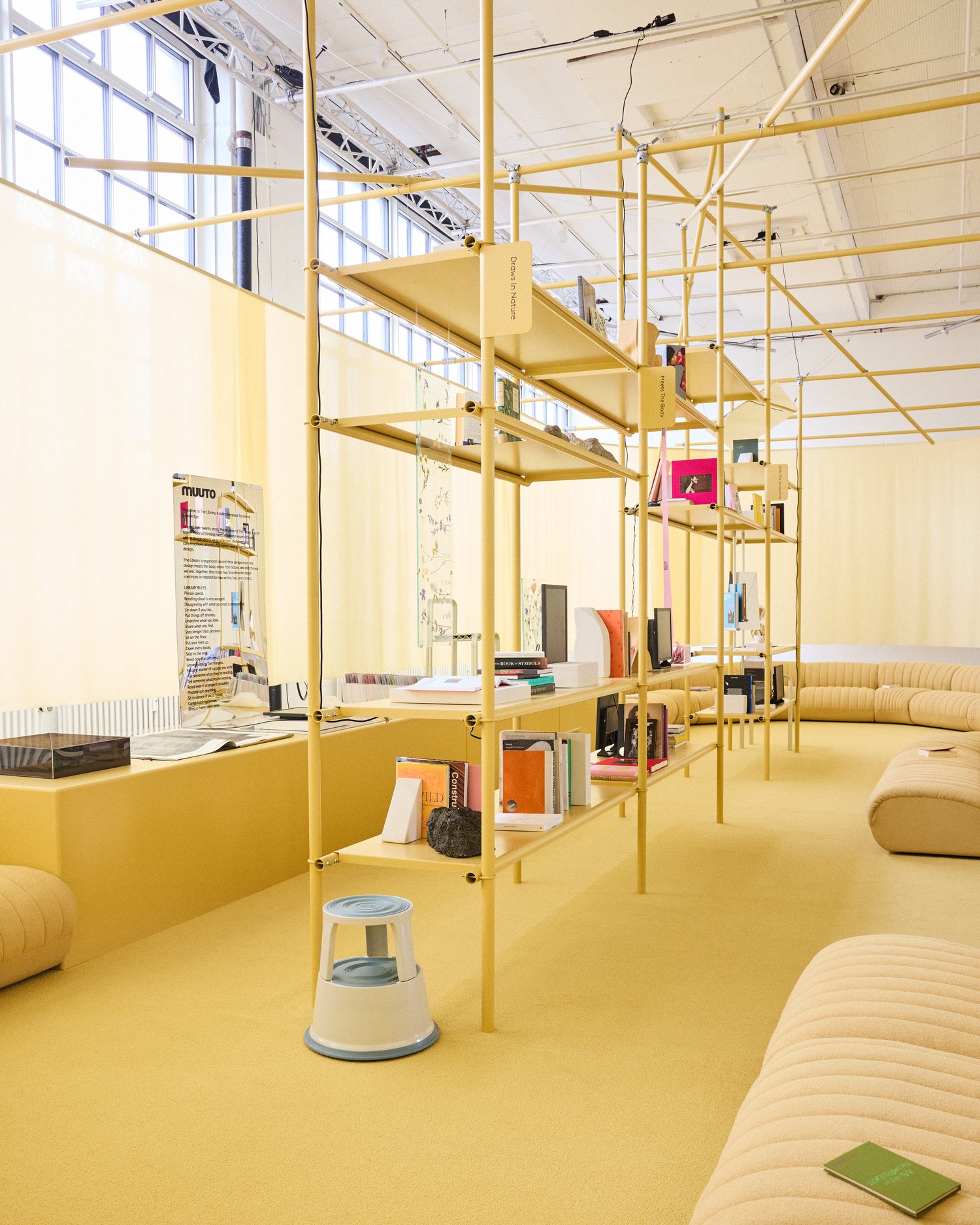 /cdn-cgi/image/width=1500,quality=85,format=auto/globalassets/content-media/images/20-year-and-3days/muuto_the_library_other_circle_05.jpg