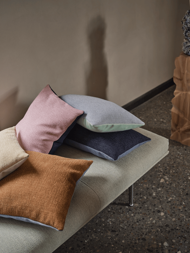 mingle-cushion-outline-daybed-ecriture-910-polished-alu-muuto-org.png