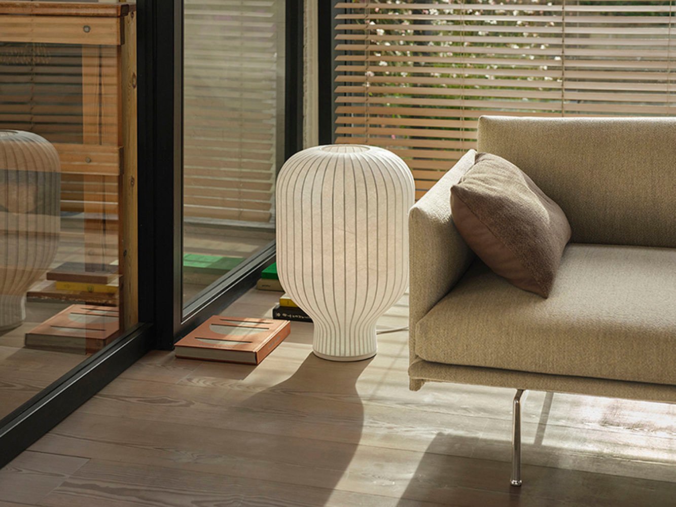 strand-table-lamp-59-outline-sofa-alu-ecriture-910-mingle-cushion-low-res.jpg