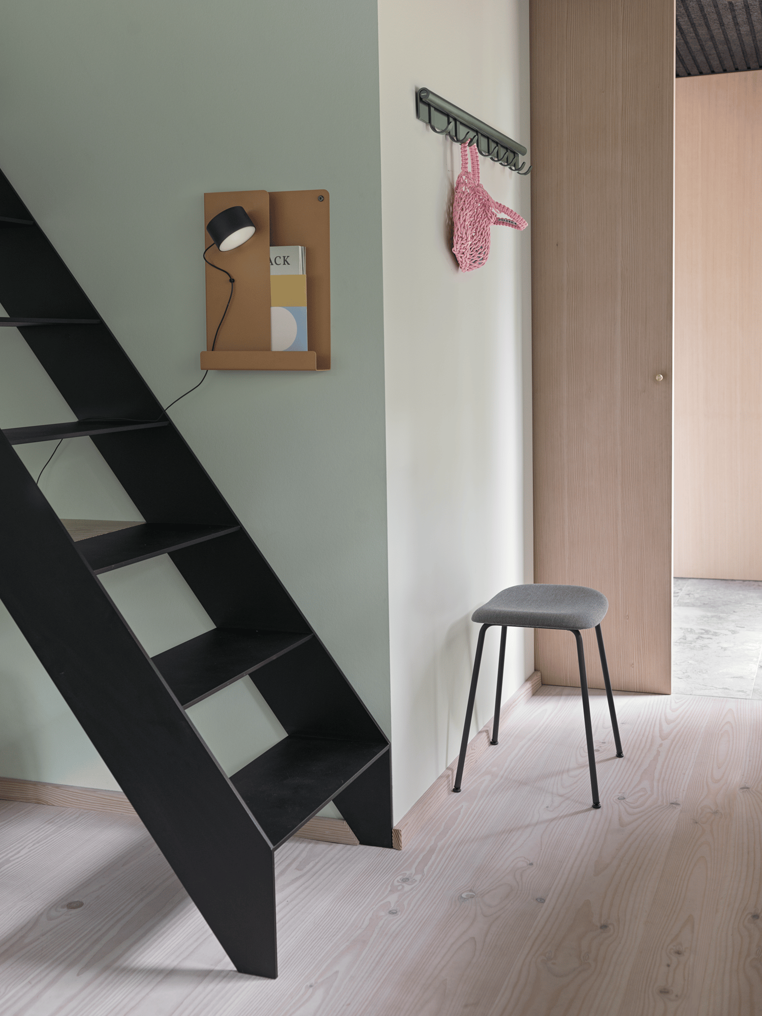/cdn-cgi/image/width=1500,quality=85,format=auto/globalassets/content-media/images/accessories/hangers/coil-coat-rack-100-dark-green-fiber-stool-tube-black-st-trio-153-folded-burnt-orange-post-wall-muuto-org.png