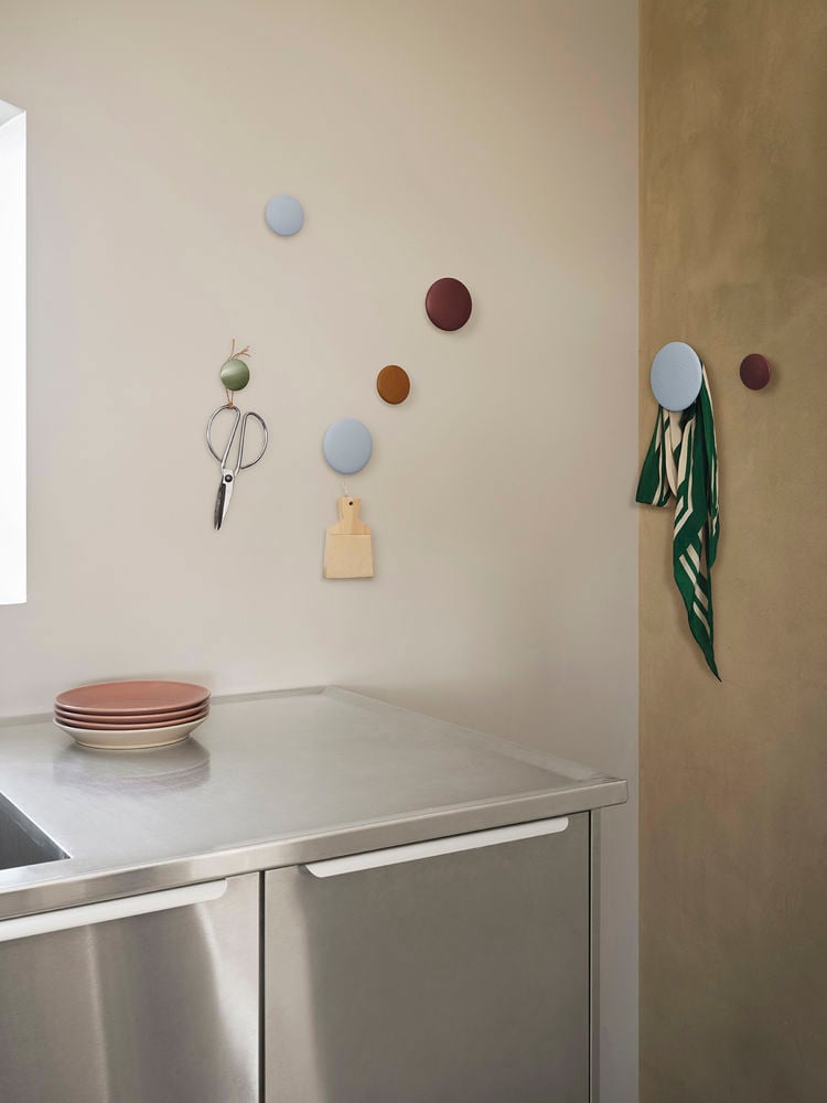 /cdn-cgi/image/width=1500,quality=85,format=auto/globalassets/content-media/images/accessories/hangers/dots-wood-light-blue-burgundy-burnt-orange-dots-metal-light-green-low-res.jpg