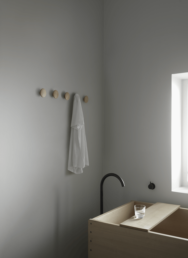 /cdn-cgi/image/width=1500,quality=85,format=auto/globalassets/content-media/images/accessories/hangers/dots-wood-oak-o6-5-raise-glass-clear-org.png