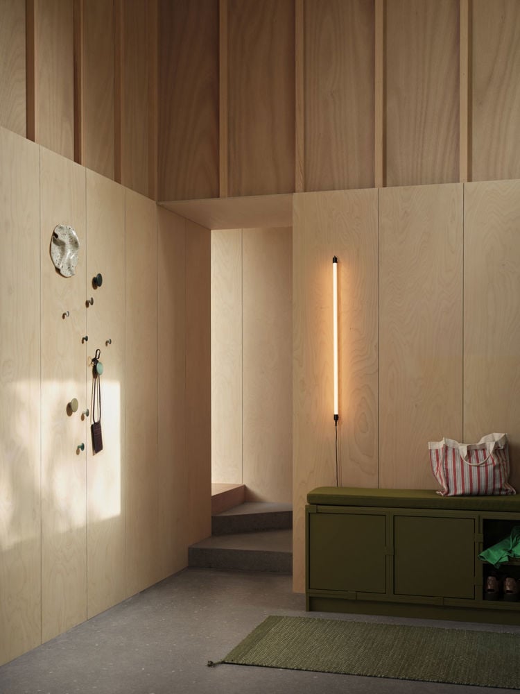 /cdn-cgi/image/width=1500,quality=85,format=auto/globalassets/content-media/images/accessories/hangers/stacked-seat-cushion-steelcut-985-ply-rug-recycled-polyester-moss-green-dots-fine-wall-lamp-muuto-low-res.jpg