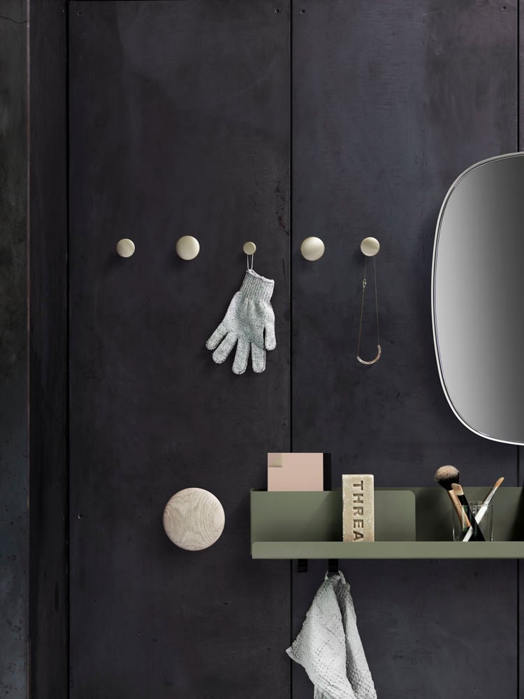 /cdn-cgi/image/width=1500,quality=85,format=auto/globalassets/content-media/images/accessories/hangers/the_dots_metal_framed_folded_bathroom.jpg