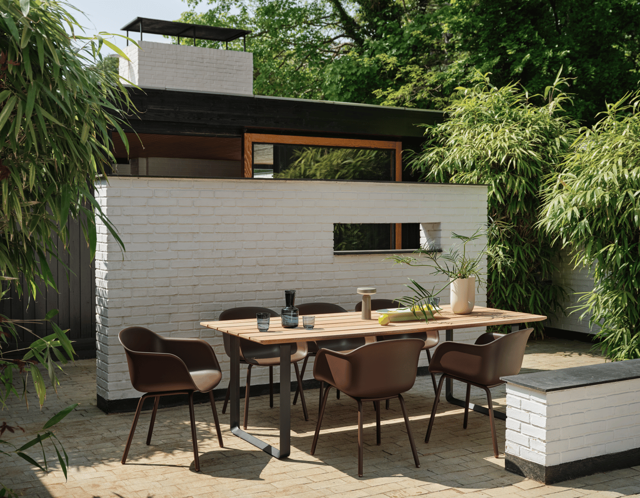 70-70-outdoor-sapele-mahogany-anthracite-black-fiber-outdoor-armchair-brown-red-mere-bowl-light-green-kink-raise-ease-muuto-org.tif.png