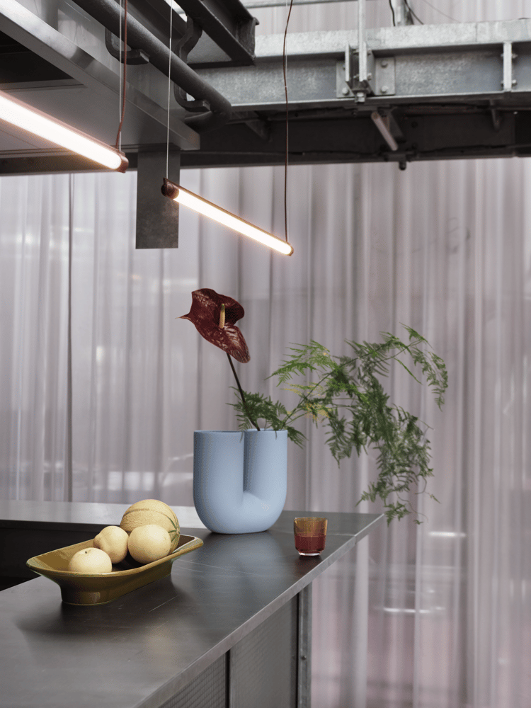 fine-suspension-lamp-90-deep-red-mere-bowl-brown-green-kink-raise-muuto-org.png