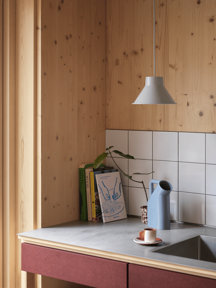 top-pendant-21-grey-tub-jug-pale-blue-muuto-org.png