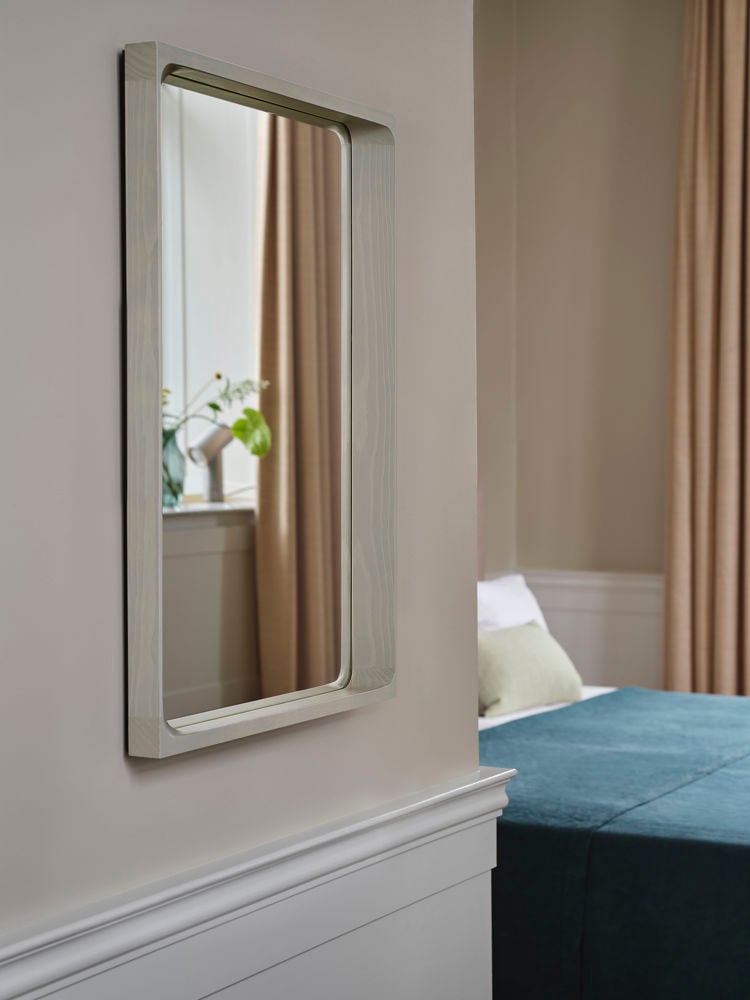 arced-mirror-grey-beam-alu-silent-dark-green-mingle-light-green-muuto-med-res