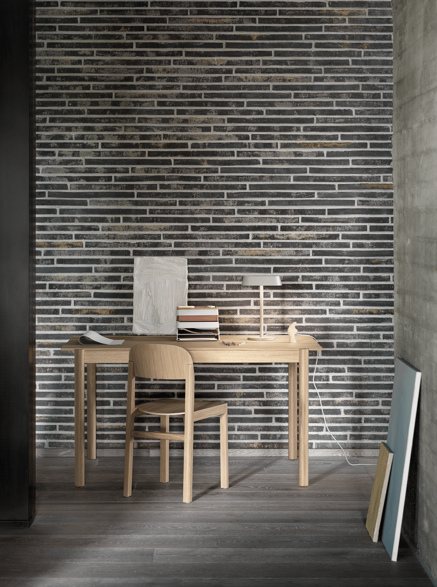 /cdn-cgi/image/width=1500,quality=85,format=auto/globalassets/content-media/images/accessories/office/linear-wood-table-140-workshop-chair-linear-table-lamp-grey-arrange-grey-terracotta-muuto-org.png