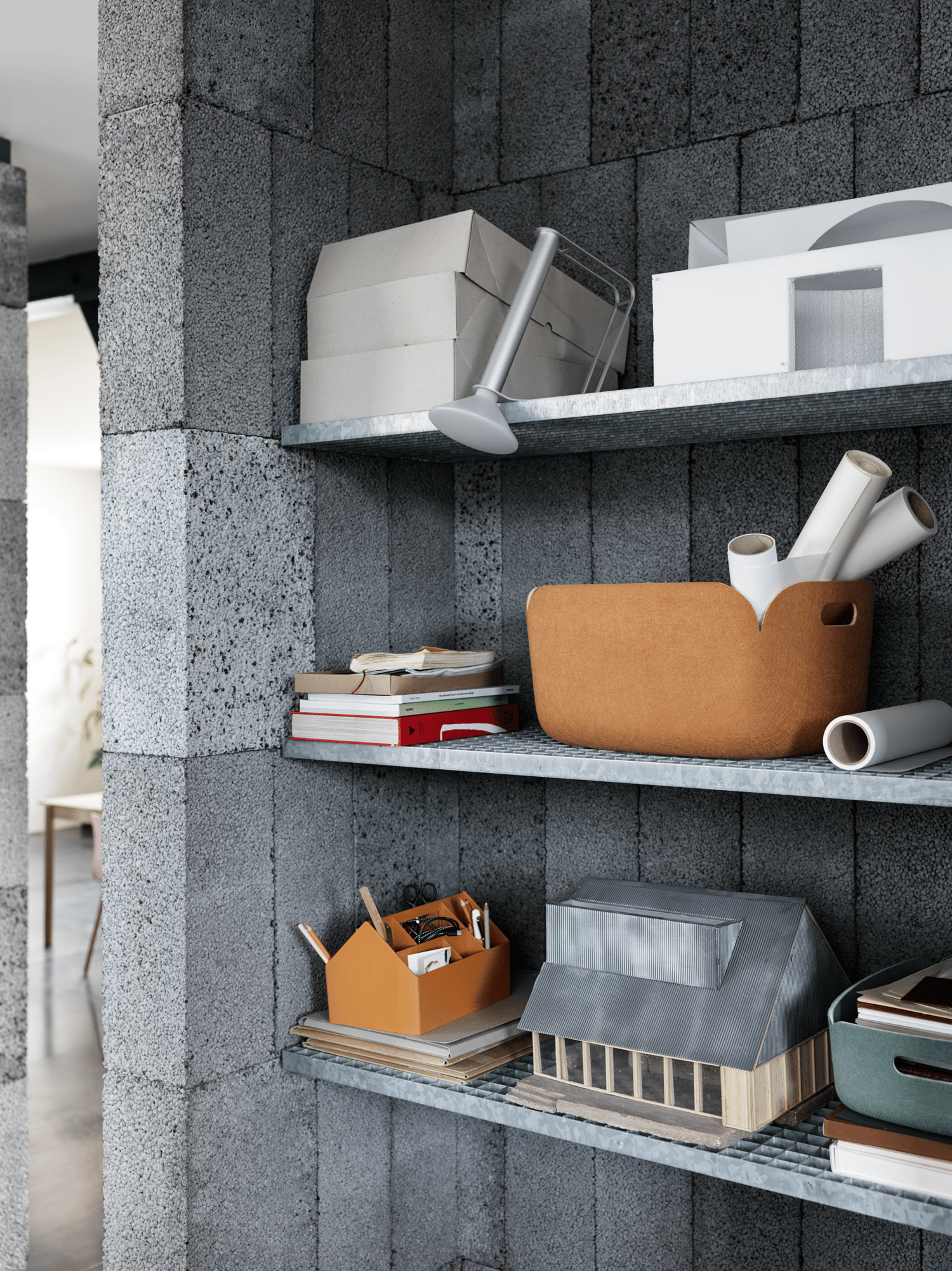 /cdn-cgi/image/width=1500,quality=85,format=auto/globalassets/content-media/images/accessories/office/piton-portable-lamp-aluminum-restore-basket-burnt-orange-sketch-toolbox-burnt-orange-muuto-org.png