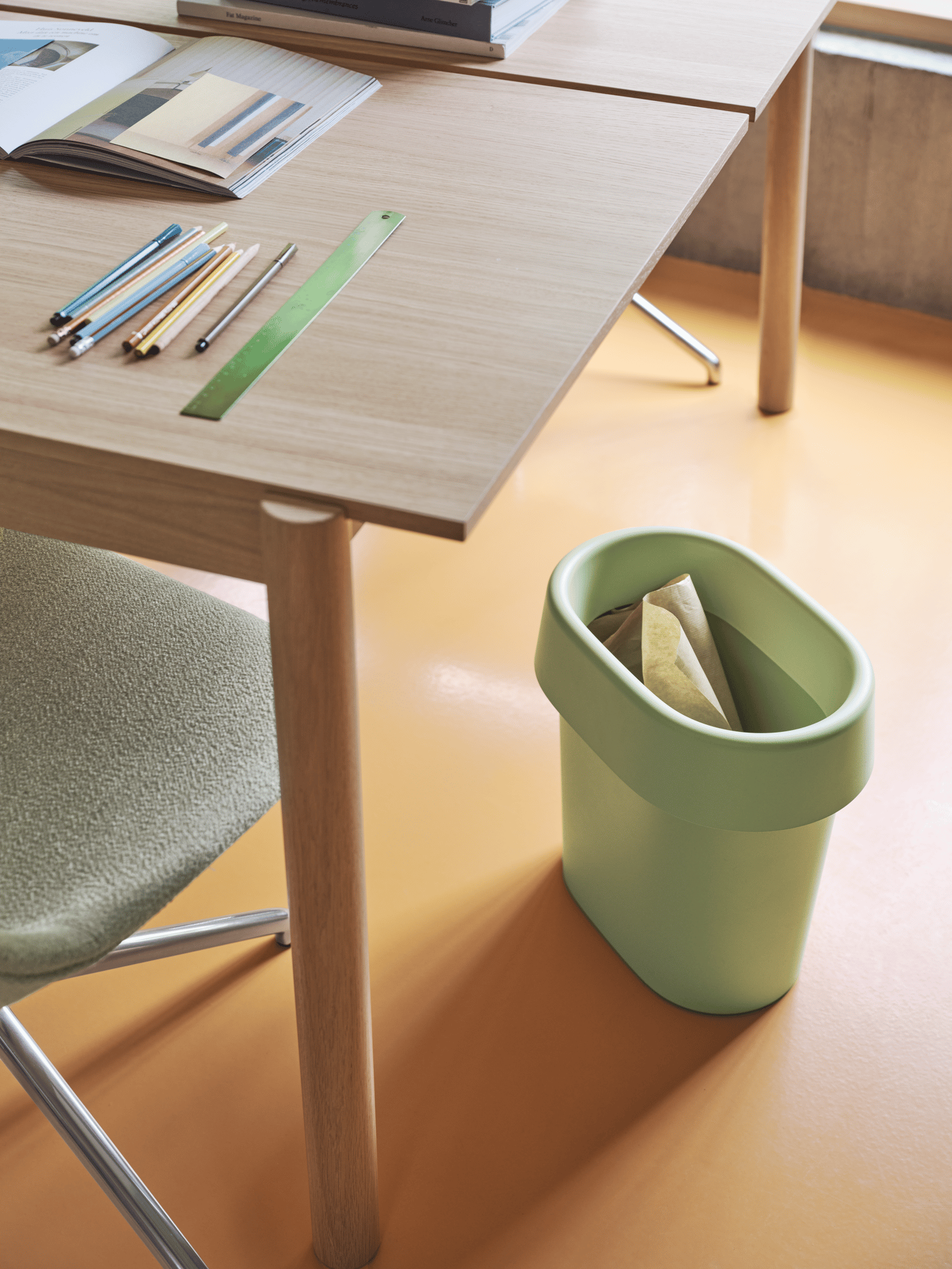 /cdn-cgi/image/width=1500,quality=85,format=auto/globalassets/content-media/images/accessories/office/reduce-paper-bin-light-green-linear-system-oak-fiber-side-ecriture-910-swivel-muuto-org.png