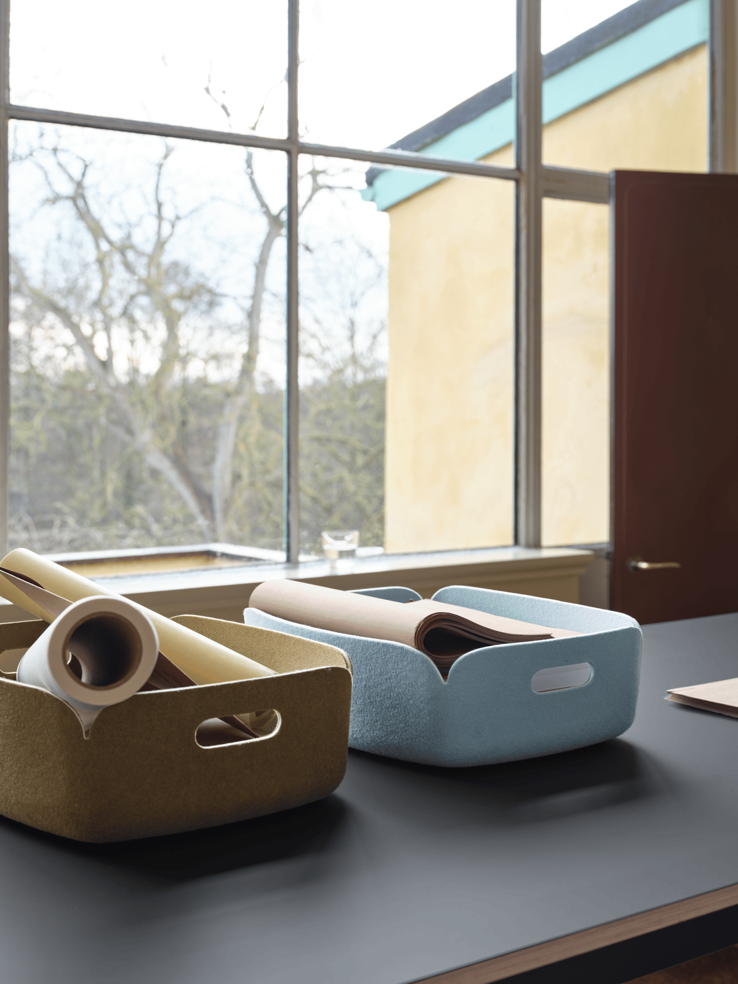 /cdn-cgi/image/width=1500,quality=85,format=auto/globalassets/content-media/images/accessories/office/restore-tray-brown-green-light-blue-base-high-table-black-190x85-h105-muuto-org.png