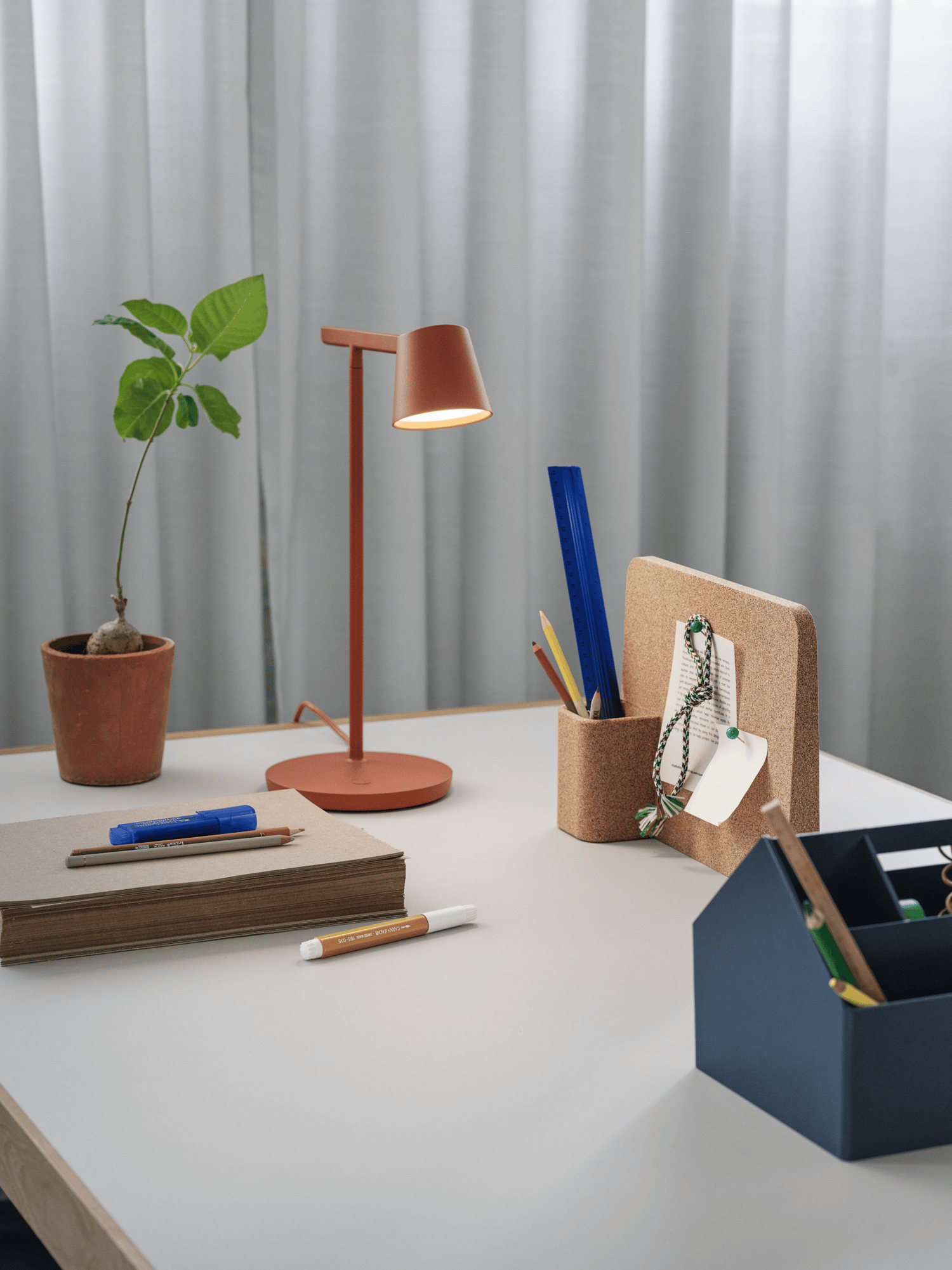 /cdn-cgi/image/width=1500,quality=85,format=auto/globalassets/content-media/images/accessories/office/workshop-table-140-warm-grey-linoleum-tip-table-lamp-copper-brown-sketch-toolbox-midnight-blue-story-pinboard-muuto-org.png