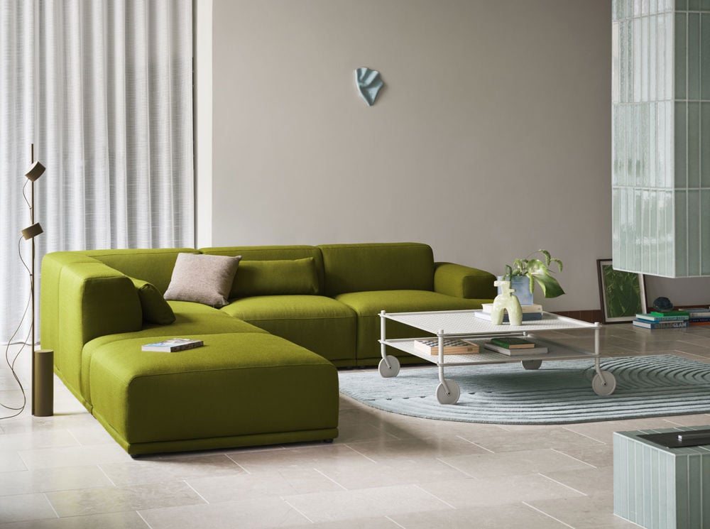 /cdn-cgi/image/width=1500,quality=85,format=auto/globalassets/content-media/images/accessories/rugs/flow-coffee-table-grey-connect-soft-vidar-956-relevo-rug-sage-green-post-floor-lamp-brown-green-mingle-cushion-muuto-low-res.jpg