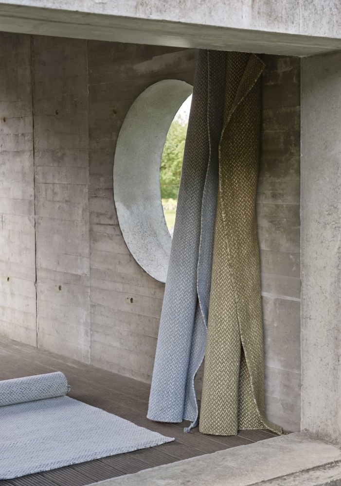 /cdn-cgi/image/width=1500,quality=85,format=auto/globalassets/content-media/images/accessories/rugs/ply-rug-recycled-polyester-light-blue-moss-green-off-white-muuto-low-res.jpg