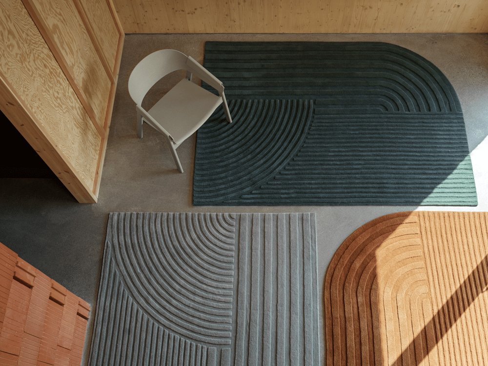 /cdn-cgi/image/width=1500,quality=85,format=auto/globalassets/content-media/images/accessories/rugs/relevo-rug-dark-green-sage-green-burnt-orange-170x240-cover-lounge-dark-beige-muuto-org.png