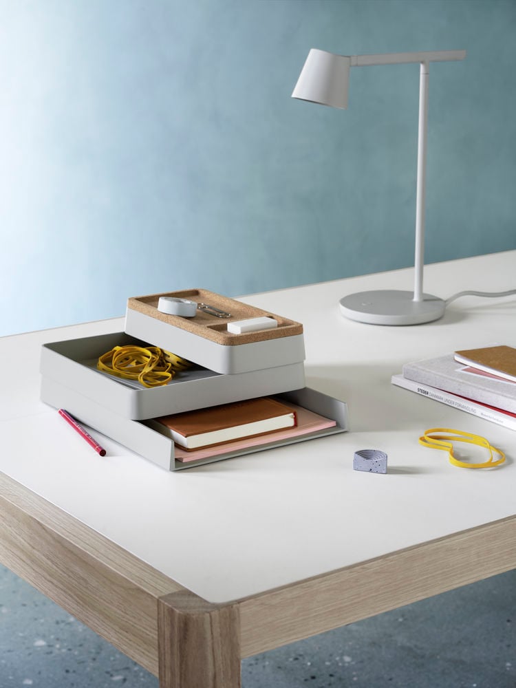 /cdn-cgi/image/width=1500,quality=85,format=auto/globalassets/content-media/images/accessories/storage/arrange-desktop-series-grey-cork-tip-table-lamp-grey-workshop-table-warm-grey-linoleum-oak-muuto-med-res.jpg