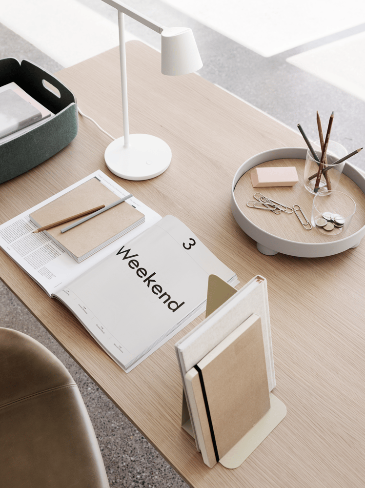 /cdn-cgi/image/width=1500,quality=85,format=auto/globalassets/content-media/images/accessories/storage/fiber-base-table-oak-tip-restore-tray-corky-platform-compile-muuto-org.png