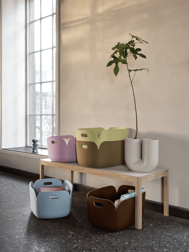 /cdn-cgi/image/width=1500,quality=85,format=auto/globalassets/content-media/images/accessories/storage/restore-basket-light-blue-dusty-lilac-beige-green-brown-green-dark-brown-workshop-coffee-table-warm-grey-oak-kink-vase-muuto-org.png