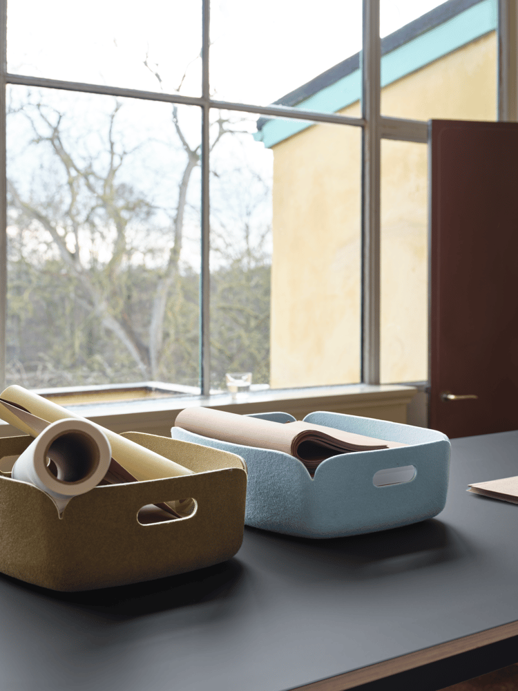 /cdn-cgi/image/width=1500,quality=85,format=auto/globalassets/content-media/images/accessories/storage/restore-tray-brown-green-light-blue-base-high-table-black-190x85-h105-muuto-org.png