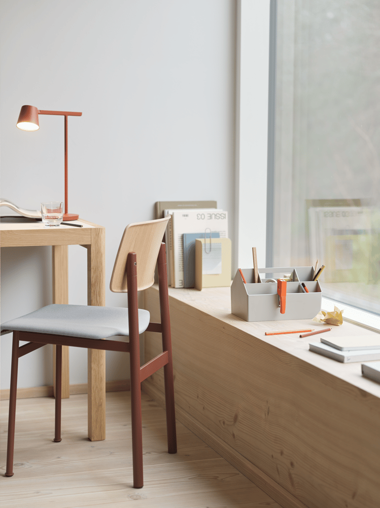 /cdn-cgi/image/width=1500,quality=85,format=auto/globalassets/content-media/images/accessories/storage/sketch-toolbox-grey-loft-chair-oak-deep-red-steelcut-140-workshop-table-130-cm-oak-warm-grey-linoleum-tip-table-copper-brown-org.png