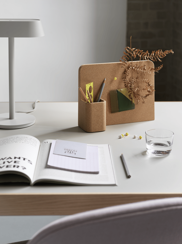 /cdn-cgi/image/width=1500,quality=85,format=auto/globalassets/content-media/images/accessories/storage/story-pinboard-linear-table-lamp-workshop-table-oak-warm-grey-fiber-side-twill-weave-620-muuto-org.png