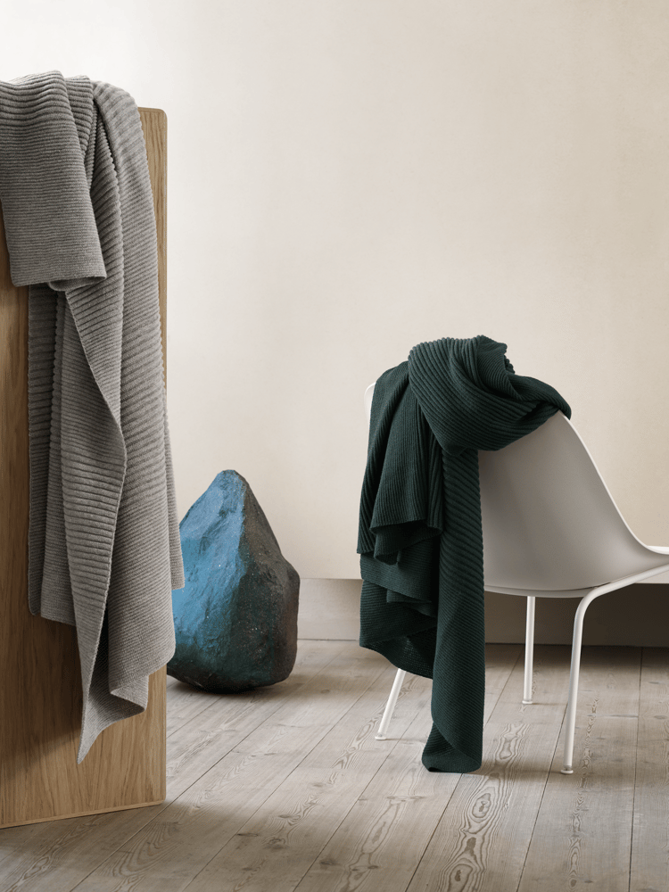 rhythm-throw-light-grey-dark-green-fiber-lounge-tube-base-muuto-org.png