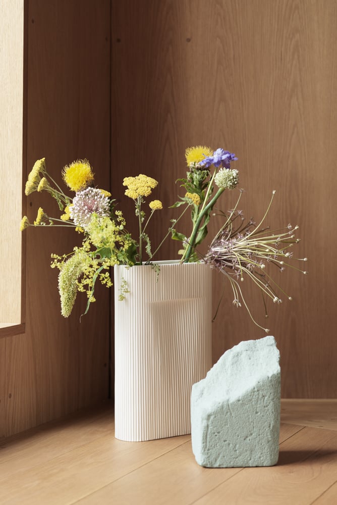 -ridge-vase-off-white-muuto-org-23-roll-up-image