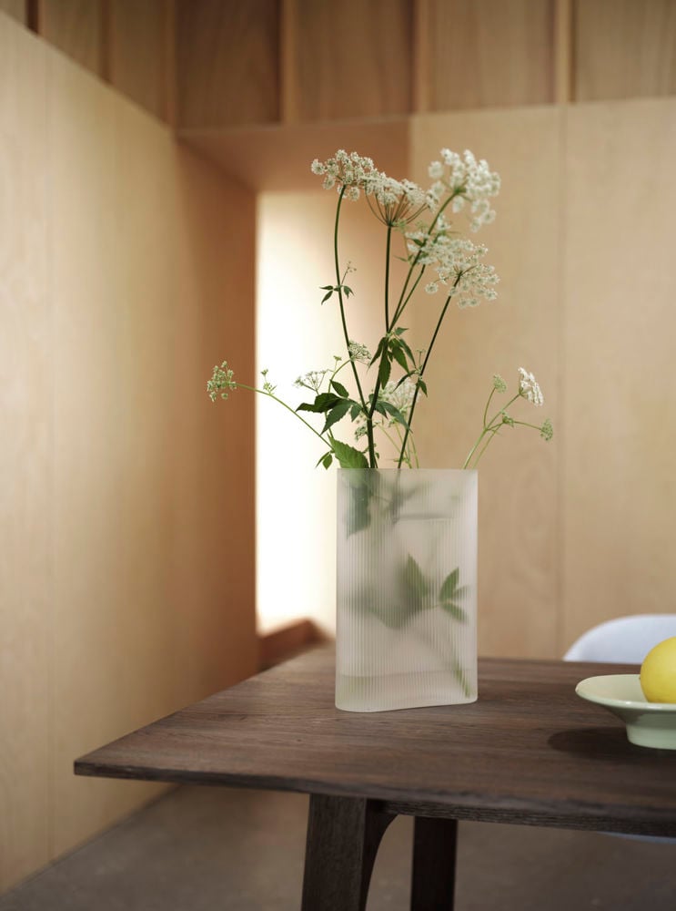 earnest-table-dark-oiled-oak-ridge-vase-35-white-frosted-glass-muuto-low-res
