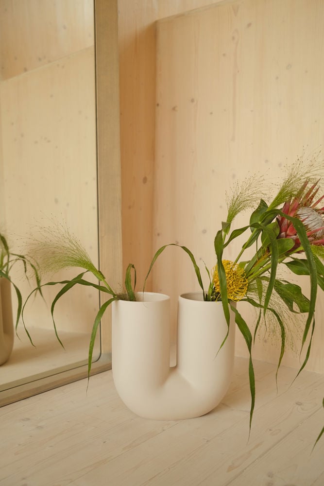 editorial-arced-mirror-spruce-kink-vase-sand-2-low-res