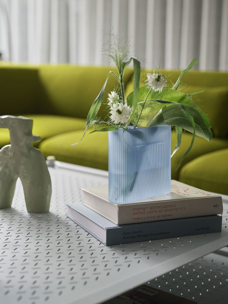 flow-coffee-table-grey-ridge-vase-16-light-blue-frosted-glass-connect-soft-vidar-956-muuto-low-res