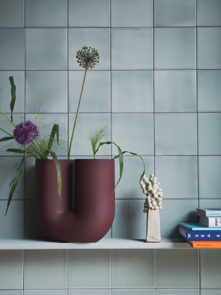 kink-vase-26-deep-red-muuto-low-res