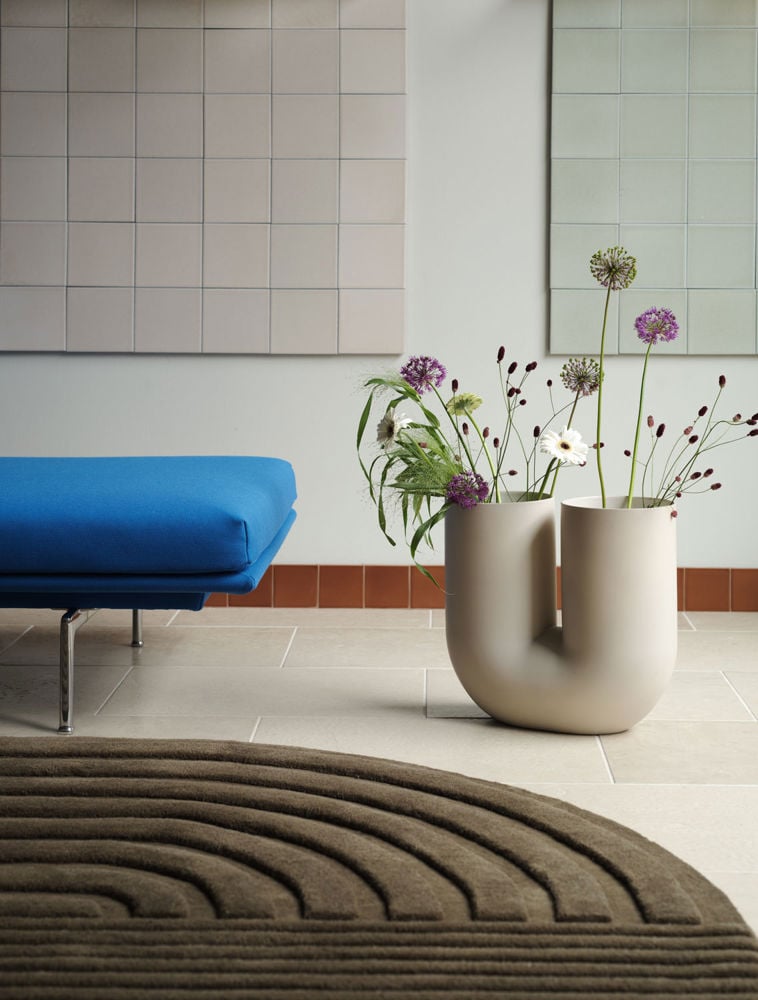 outline-daybed-steelcut-3-742-polished-alu-relevo-rug-taupe-kink-vase-39-sand-muuto-low-res