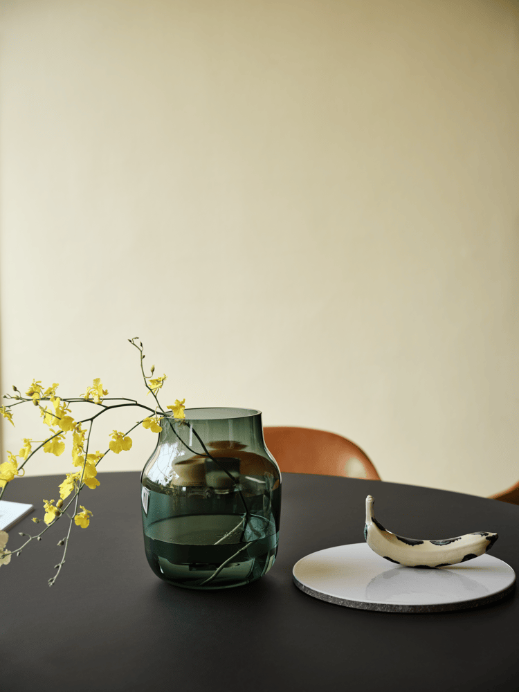 silent-vase-20-dark-green-midst-table-160-black-fiber-armchair-refine-leather-cognac-muuto-org