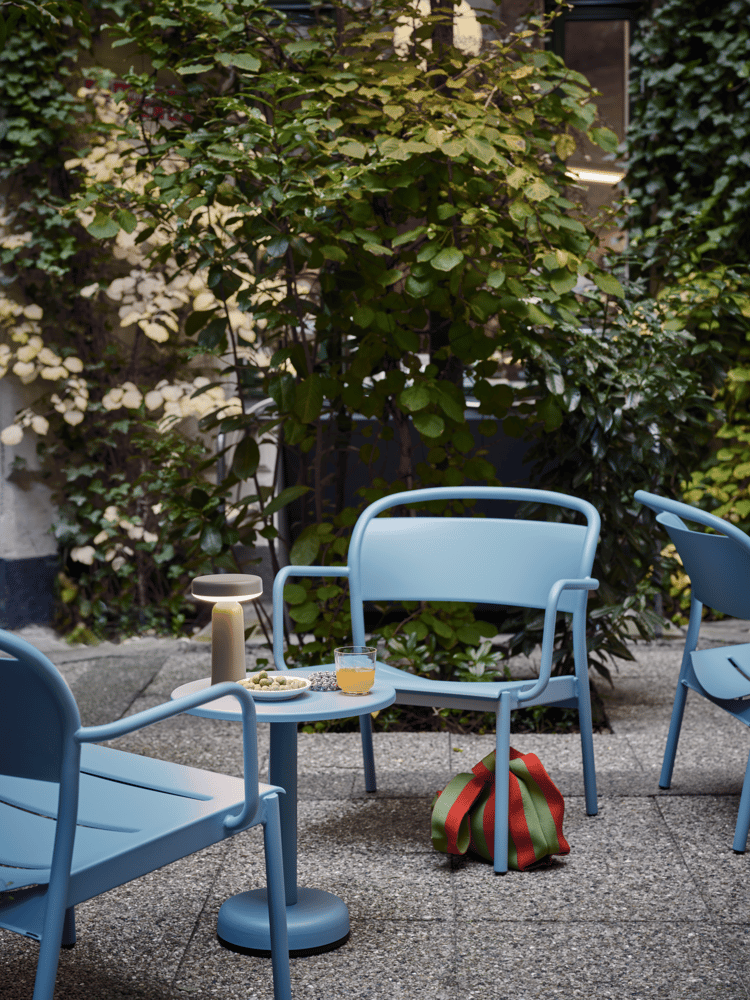 /cdn-cgi/image/width=1500,quality=85,format=auto/globalassets/content-media/images/design-days/outdoor-spaces/linear-steel-lounge-armchair-pale-blue-coffee-table-42-h47-pale-blue-ease-portable-taupe-muuto-org.png