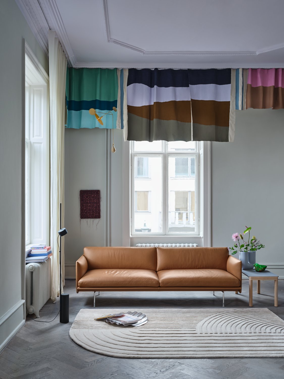 outline-3-seater-cognac-leather-alu-relevo-rug-off-white-couple-1-wavy-pale-blue-oak-post-floor-wave-tray-muuto-org