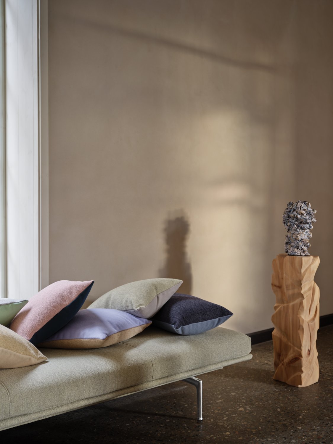 outline-daybed-ecriture-910-alu-mingle-cushion-muuto-org