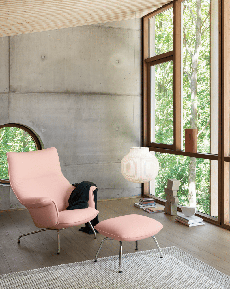 /cdn-cgi/image/width=1500,quality=85,format=auto/globalassets/content-media/images/designer/benjamin-hubert/doze-lounge-chair-ottoman-forest-nap-512-chrome-strand-lamp-closed-ridge-vase-pebble-rug-muuto-org.png