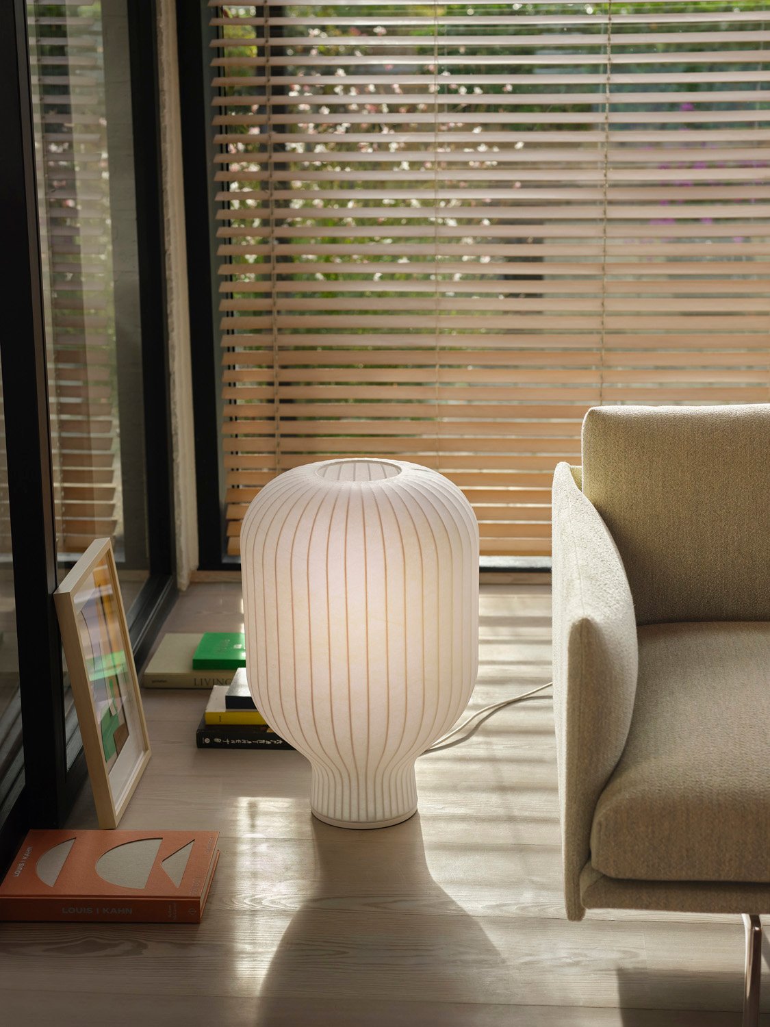 /cdn-cgi/image/width=1500,quality=85,format=auto/globalassets/content-media/images/designer/benjamin-hubert/strand-table-lamp-59-outline-sofa-alu-ecriture-910-low-res.jpg