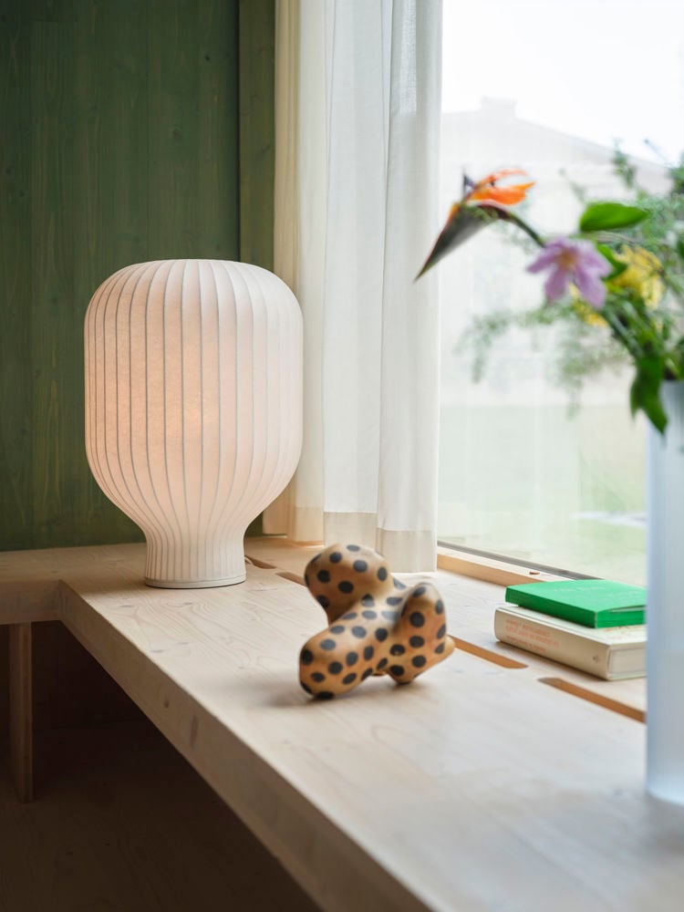 /cdn-cgi/image/width=1500,quality=85,format=auto/globalassets/content-media/images/designer/benjamin-hubert/strand-table-lamp-h-59-low-res.jpg