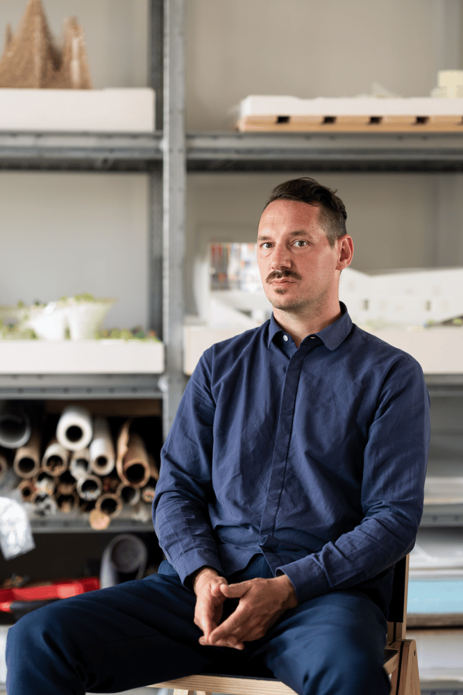 /cdn-cgi/image/width=1500,quality=85,format=auto/globalassets/content-media/images/designer/julien-de-smedt/julien-de-smedt-stacked-story-muuto-hi-res-3.png