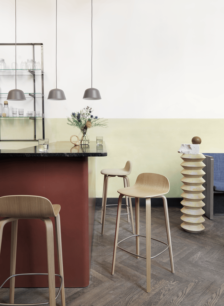 /cdn-cgi/image/width=1500,quality=85,format=auto/globalassets/content-media/images/designer/mika-tolvanen/visu-barstool-oak-canvas-414-ambit-taupe-corky-silent-vase-muuto-org.png
