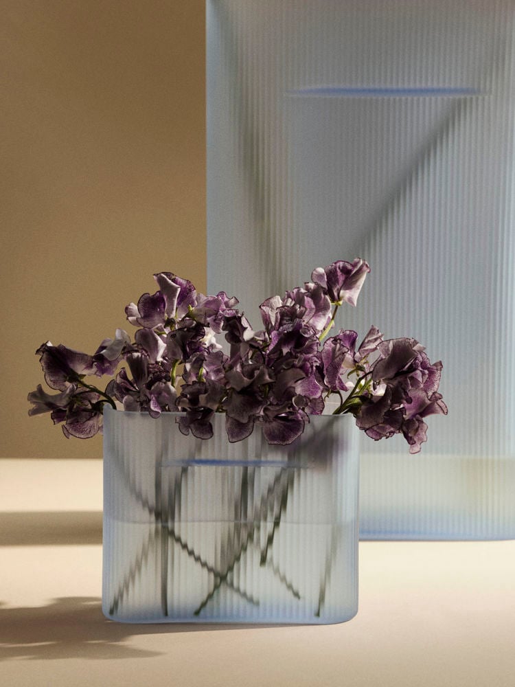 /cdn-cgi/image/width=1500,quality=85,format=auto/globalassets/content-media/images/materials/surfaces/ridge-vase-frosted-glass-light-blue-concept-muutolow-res.jpg
