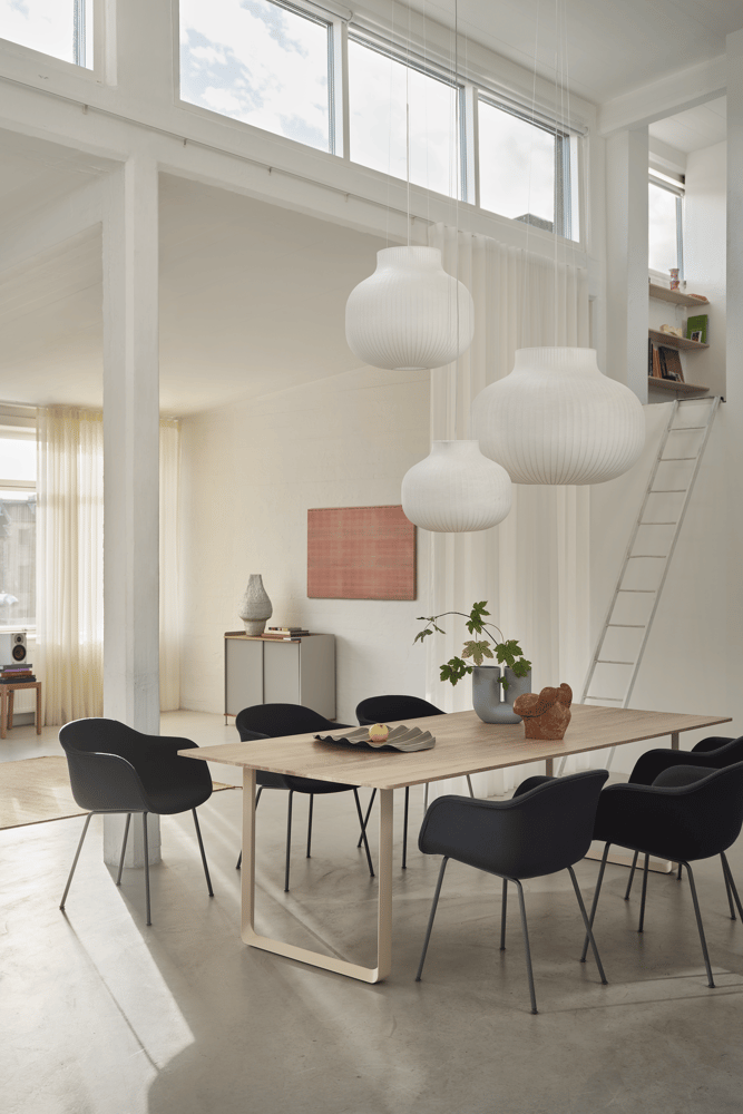 /cdn-cgi/image/width=1500,quality=85,format=auto/globalassets/content-media/images/pdp/7070-table/strand-o80-o60-o45-fiber-armchair-tube-anthracite-black-balder-792-70-70-255x108-oak-sand-enfold-oak-grey-ply-170x240-burnt-orange-echo-steelcut-820-muuto-org-23-roll-up-image.png