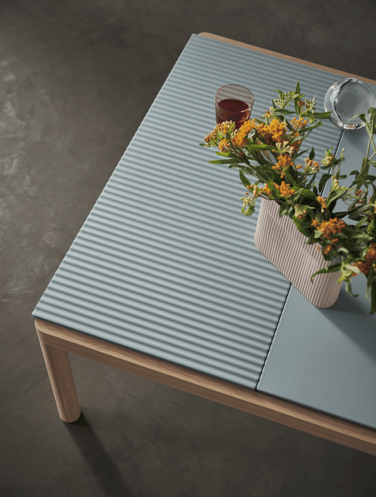 couple-coffee-table-80x84x40-plain-wavy-pale-blue-oak-ridge-h16-5-beige-raise-clear-muuto-org.png
