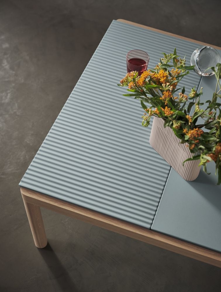 couple-coffee-table-80x84x40-plain-wavy-pale-blue-oak-ridge-h16-5-beige-raise-clear-muuto-org