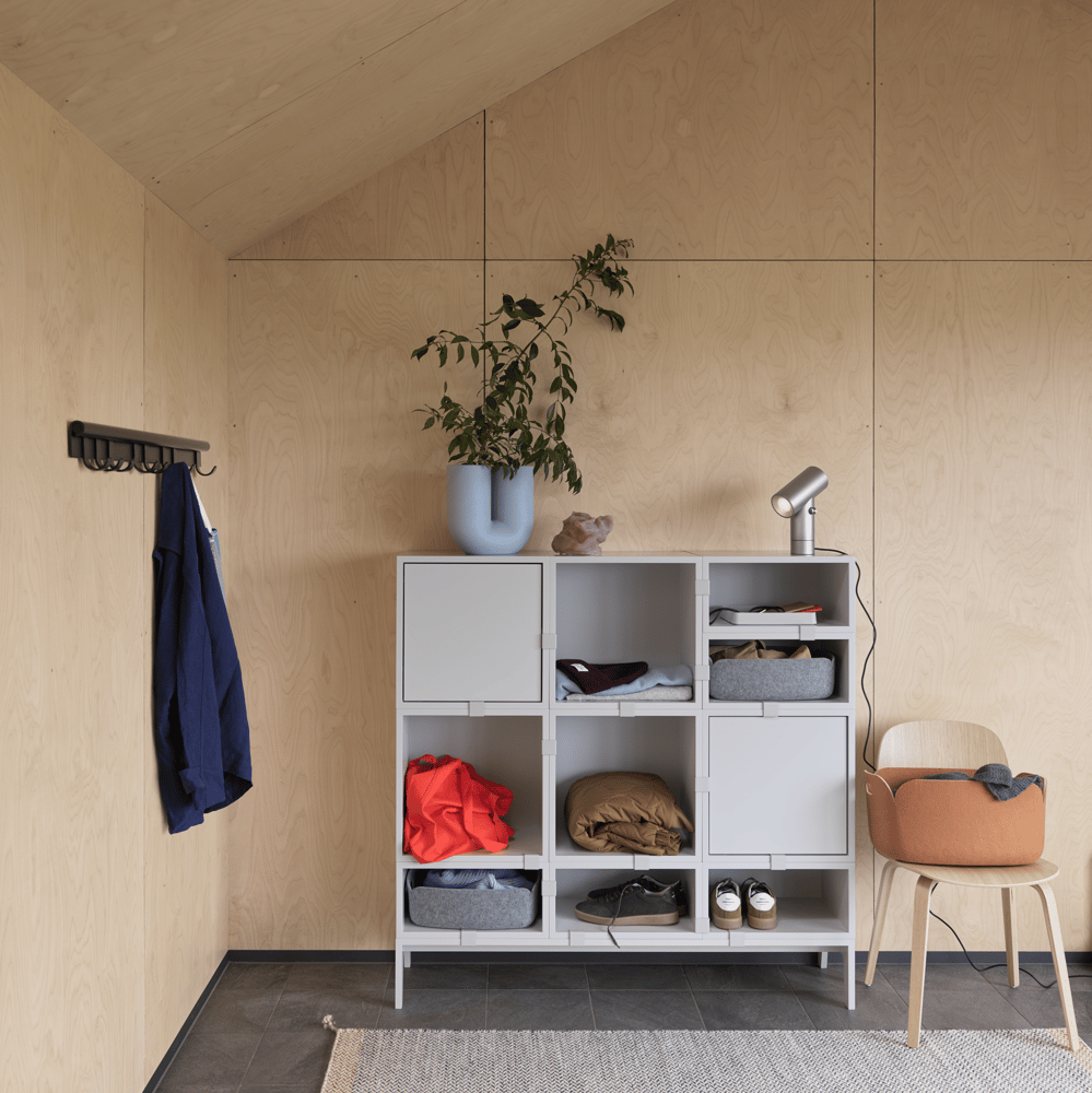 /cdn-cgi/image/width=1500,quality=85,format=auto/globalassets/content-media/images/pdp/coil/stacked-grey-coil-coat-rack-black-100-restore-tray-grey-visu-chair-restore-burnt-orange-ply-rug-muuto-org-11-square.png