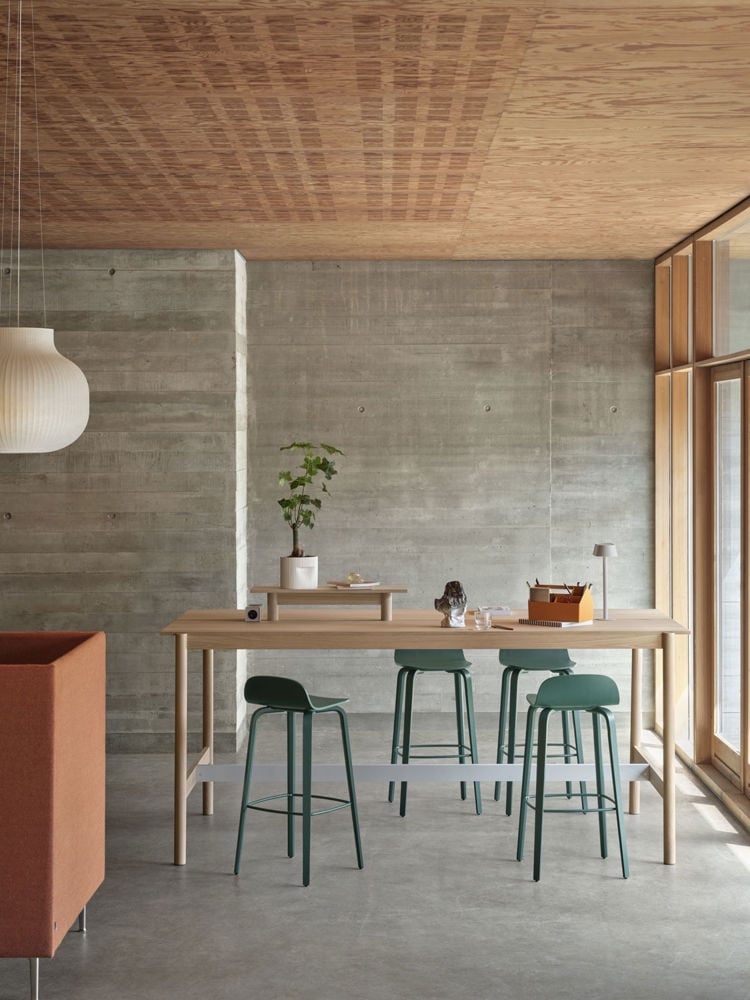 linear-system-high-table-105-oak-tray-75-visu-bar-stool-75-dark-green-ridge-planter-15-off-white-sketch-toolbox-muuto-low-res
