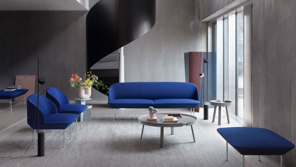 oslo-3-seater-lounge-pouf-bench-vidar-772-chrome-around-table-post-floor-lamp-kink-vase-v2-muuto-org
