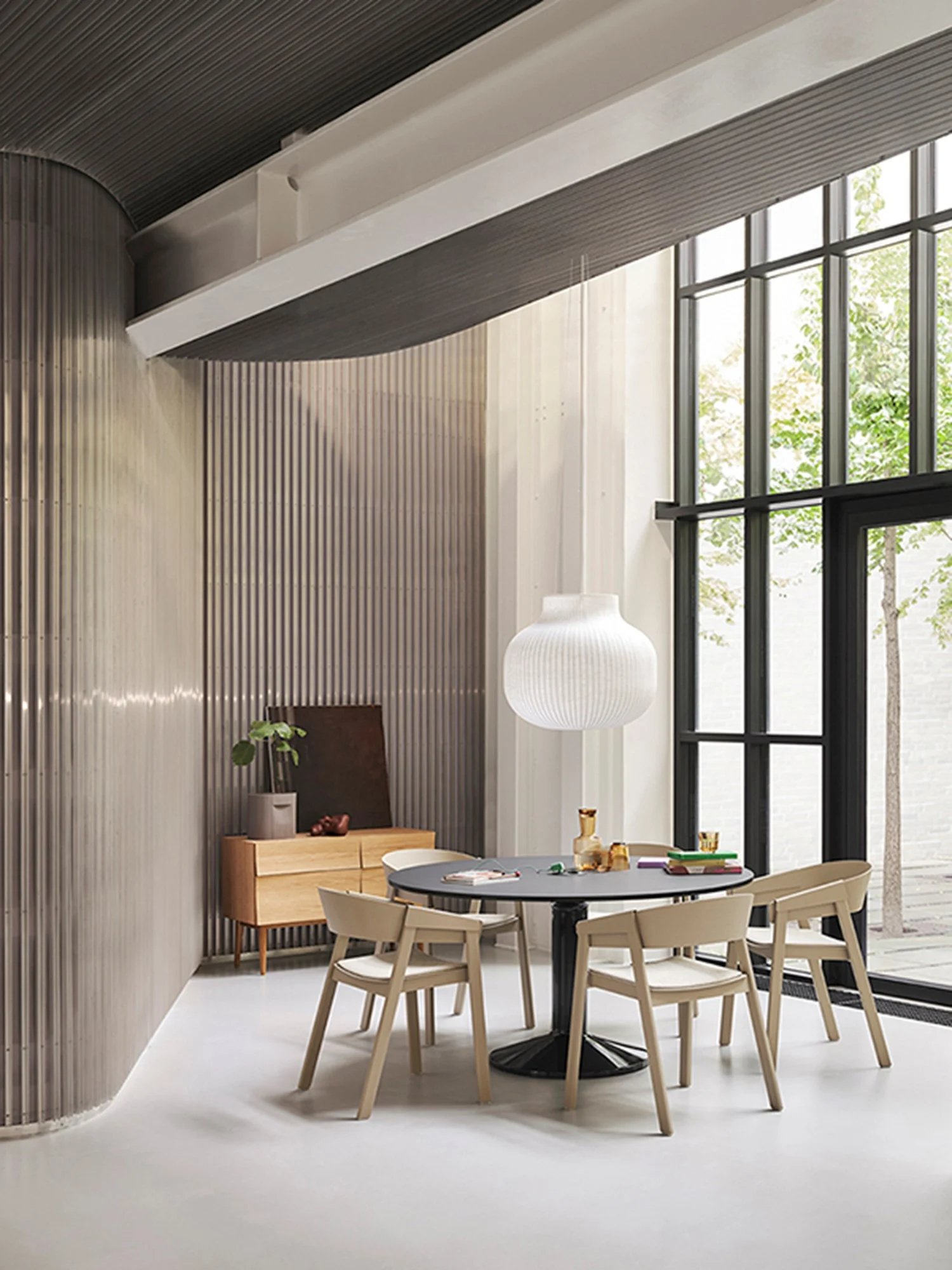 /cdn-cgi/image/width=1500,quality=85,format=auto/globalassets/content-media/images/pdp/reflect-sideboard/cover-arm-dark-beige-ecriture-910-midst-table-power-black-strand-pendant-reflect-sideboard-oak-ridge-planter-low-res.jpg